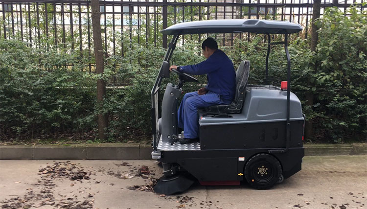 旭潔S1400小型電動掃地車工業(yè)園校園掃地效果圖